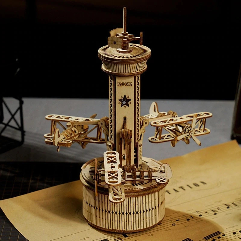 Dřevěný model řídící věže