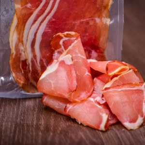 Prosciutto z bravčovej kotlety zaúdené studeným dymom 100 g