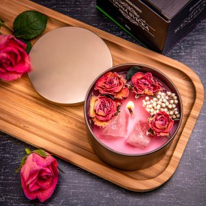 Unikátne zdobená sviečka v plechovej dóze s intenzívnou vôňou - Rose 200 g