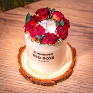 Ručne zdobená dekoratívna sviečka s elegantným skleneným poklopom a intenzívnou vôňou - Red Rose 220 g