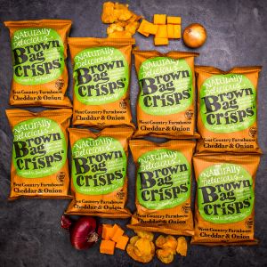 Chrumkavé, ručne vyrábané Brown Bag Crisps s čedarom a cibuľou 40 g