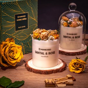 Ručne zdobená dekoratívna sviečka s elegantným skleneným poklopom a intenzívnou vôňou - Santal & Rose 220 g