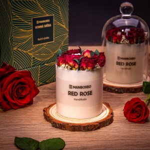 Ručne zdobená dekoratívna sviečka s elegantným skleneným poklopom a intenzívnou vôňou - Red Rose 220 g