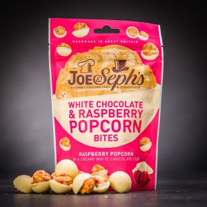 Luxusný karamelový popcorn Joe & Seph 's obalený v bielej čokoláde 63 g