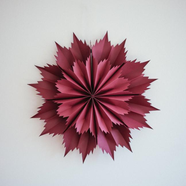 DIY sada na výrobu papierovej hviezdy – vínová s leskom
