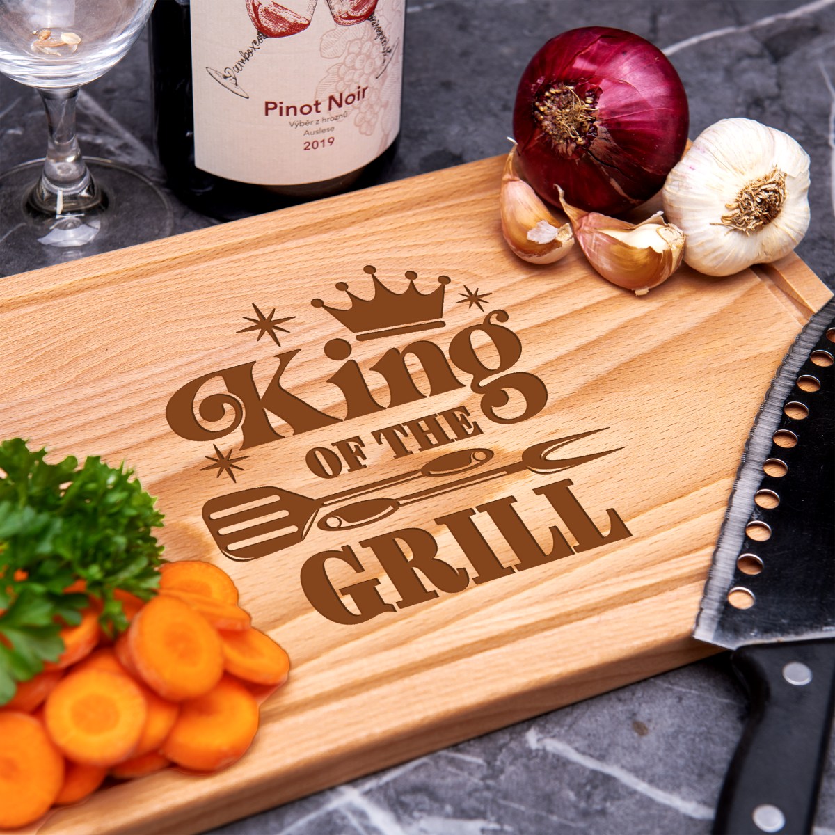 Kuchynská doštička drevená - obdĺžnik - King of the grill | Originálny darček s menom, iniciály k narodeninám, sviatku, výročie | personalizovaný darč