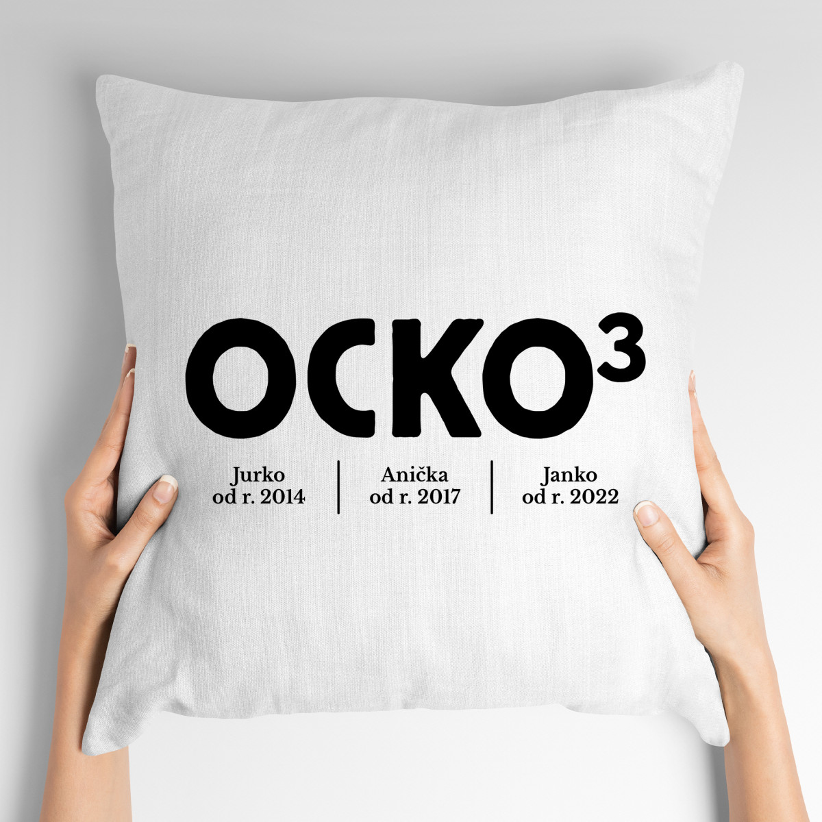 2+1 | Vankúš s potlačou Ocko na 3 | Darček pre mužov, ženu k narodeninám, sviatku, výročie | vtipný darček s potlačou | fotodarček