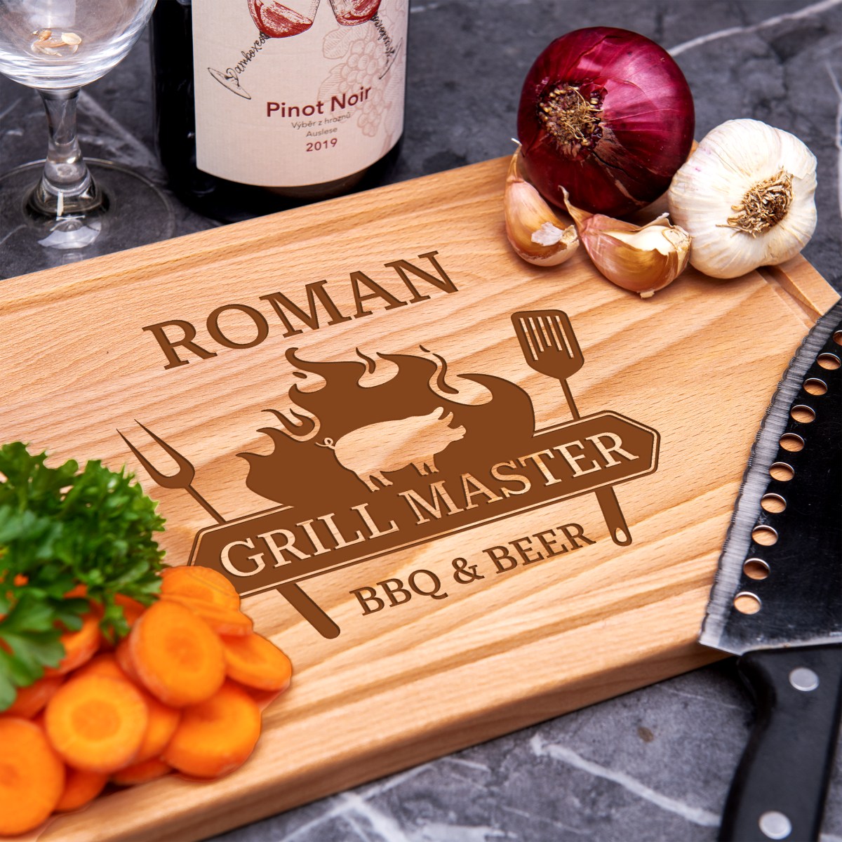 Kuchynská doštička drevená - obdĺžnik - Grill master | Originálny darček s menom, iniciály k narodeninám, sviatku, výročie | personalizovaný darček pr