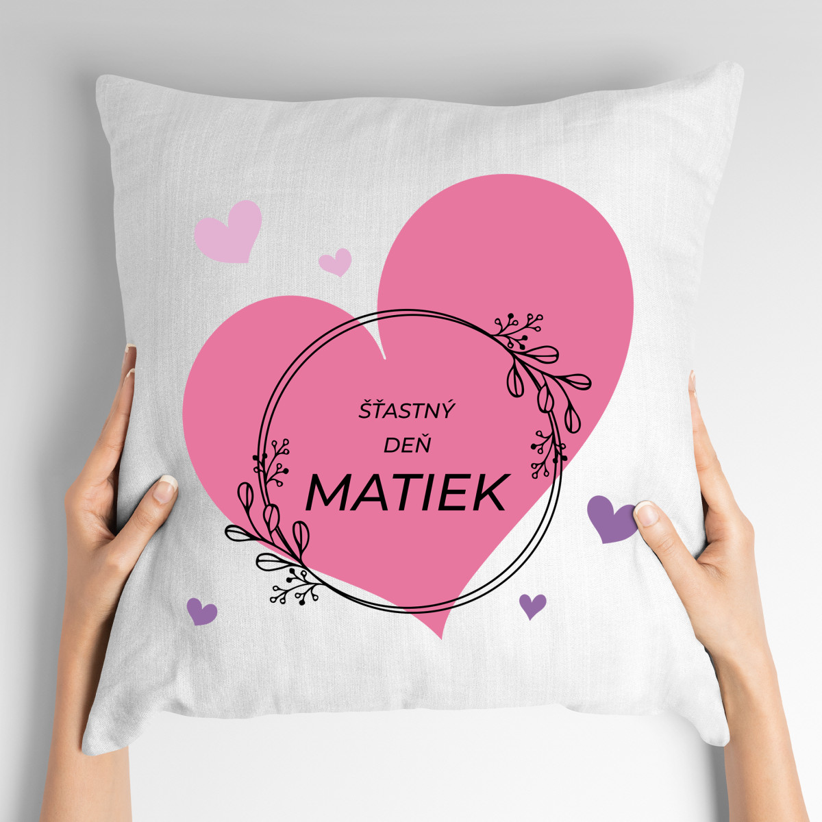 2+1 | Vankúš s potlačou Šťastný Deň matiek – srdce | Darček pre mužov, ženu k narodeninám, sviatku, výročie | vtipný darček s potlačou | fotodarček