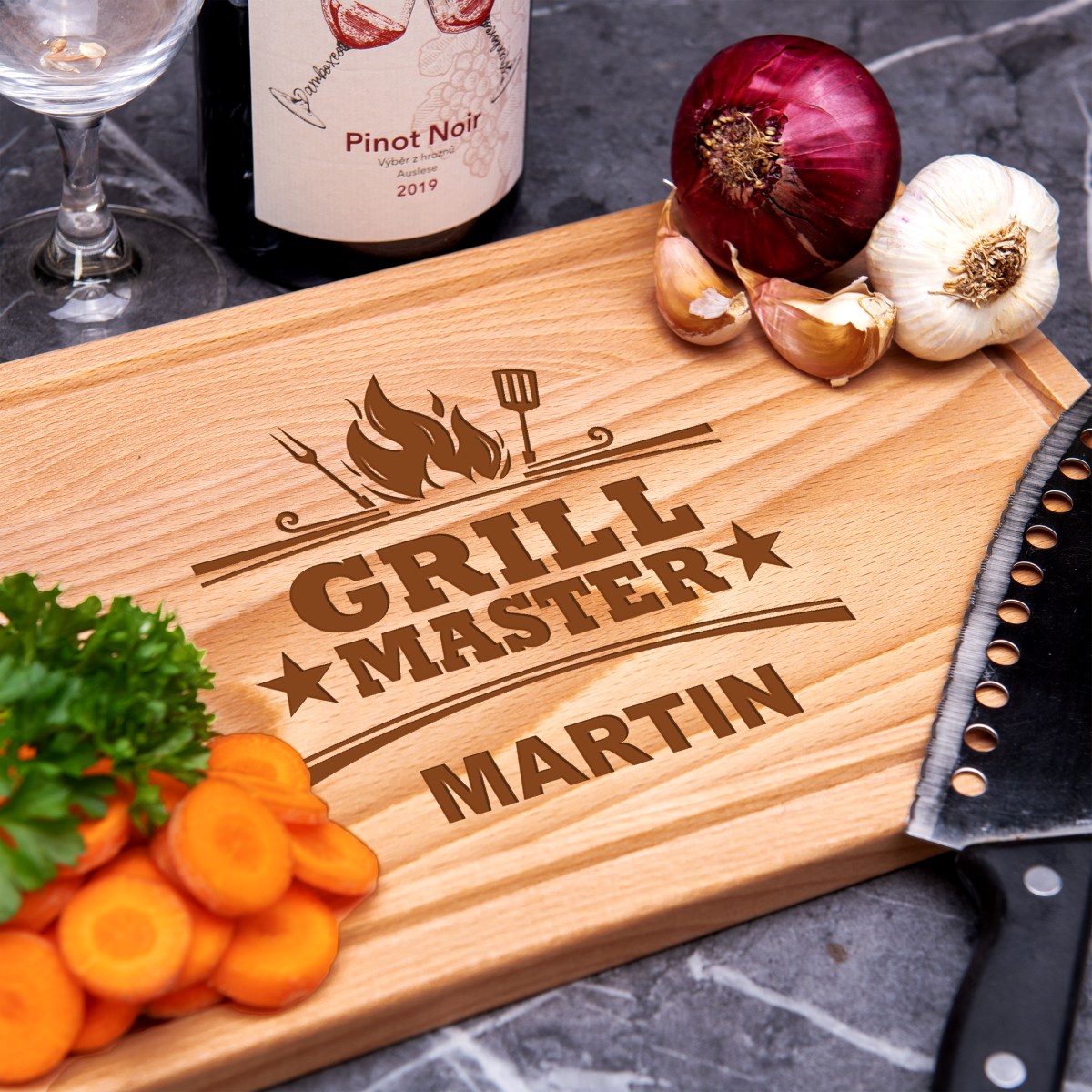 Kuchynská doštička drevená - obdĺžnik - Grill master s menom | Originálny darček s menom, iniciály k narodeninám, sviatku, výročie | personalizovaný d