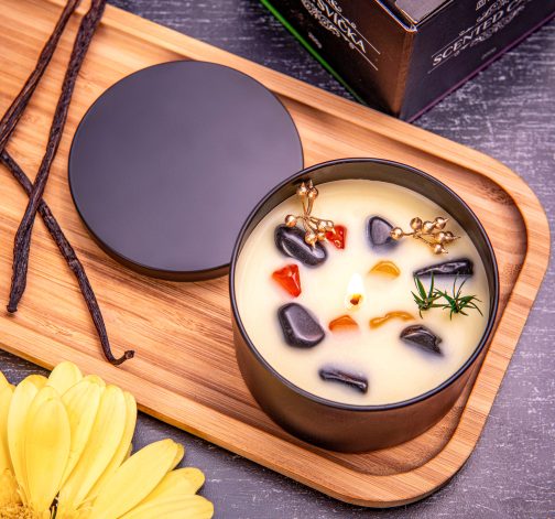 E-shop Zdobená sviečka v plechovej dóze - Vanilka 200 g