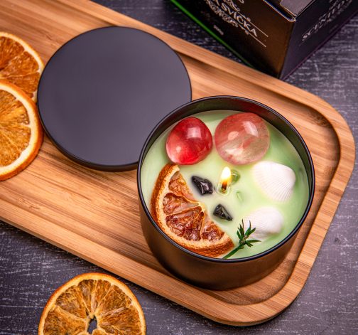 E-shop Zdobená sviečka v plechovej dóze - Sladký pomaranč 200 g