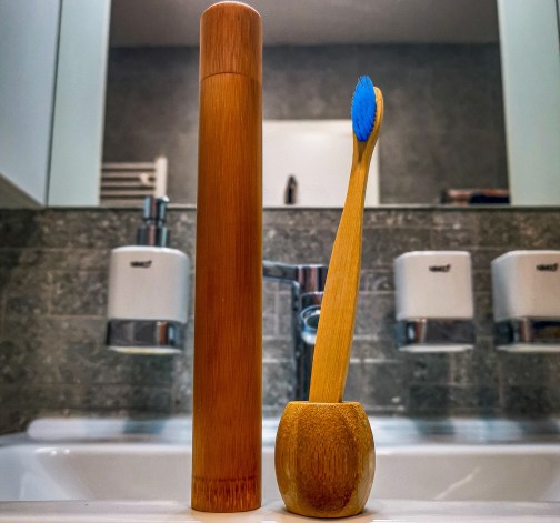 E-shop Bambusový set na zubnú hygienu - modrá kefka