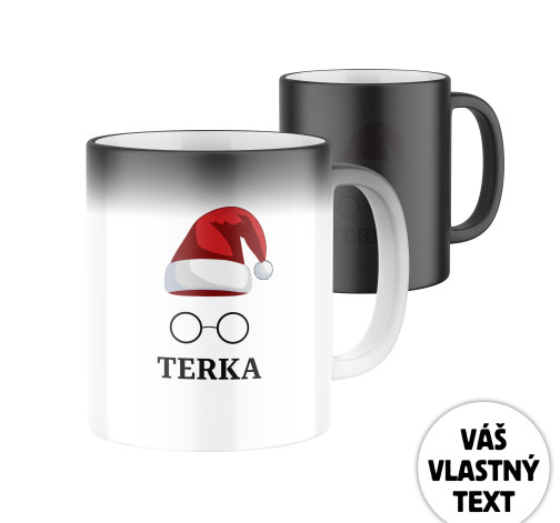 E-shop Magický keramický hrnček s potlačou Vianočná čiapka s okuliarmi a menom