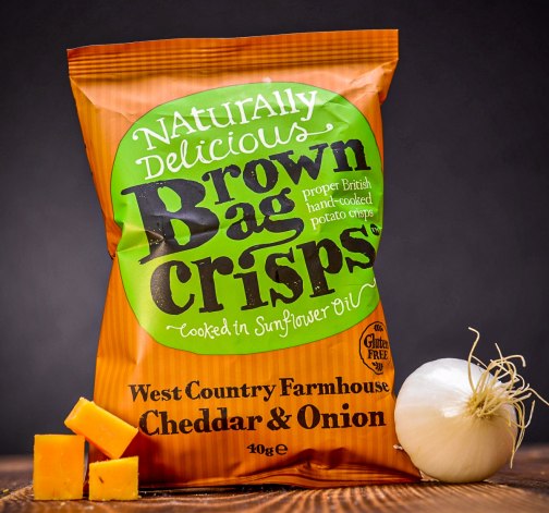 E-shop Chrumkavé, ručne vyrábané Brown Bag Crisps s čedarom a cibuľou 40 g