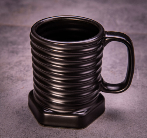 E-shop Hrnček pre kutila v tvare šróbu 380 ml - Čierny