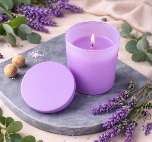 E-shop Fialová voňavá sviečka v krabičke 130 g – LEVANDUĽA & EUKALYPTUS