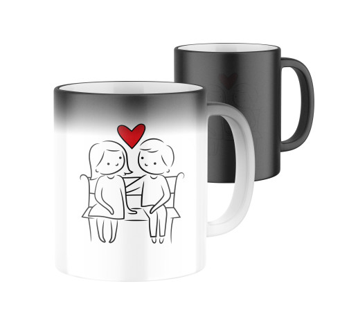 E-shop Magický keramický hrnček s potlačou Zamilovaný pár na lavičke